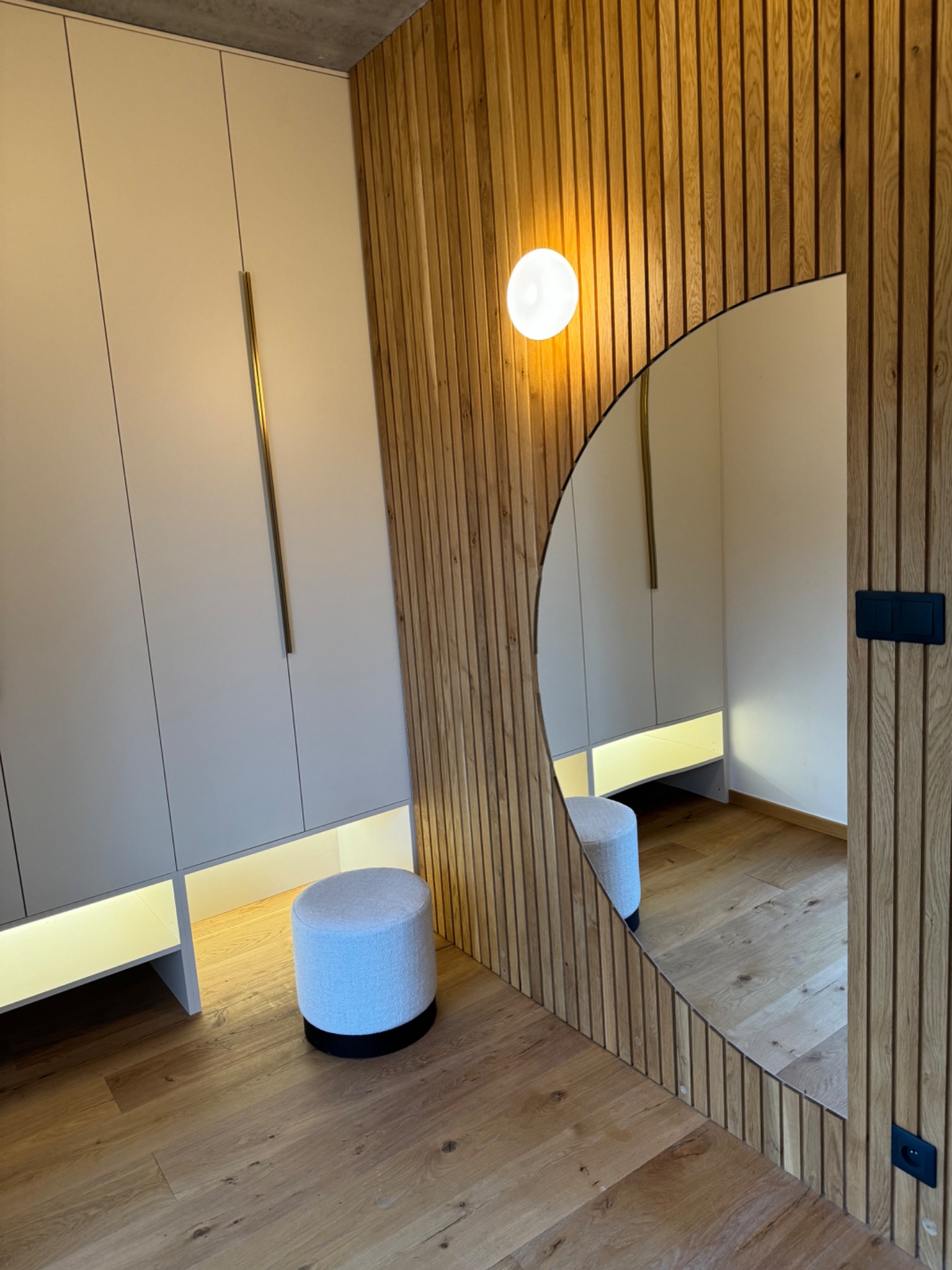 Vestavná skříň a panely